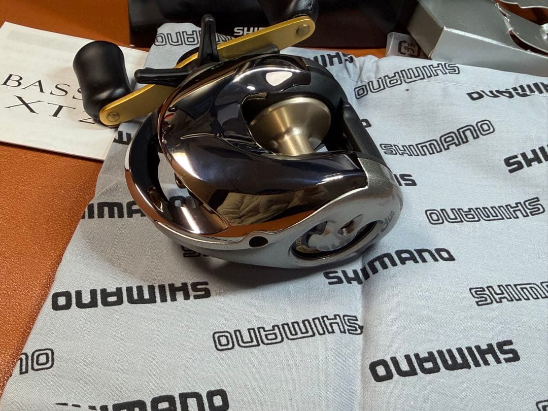 SHIMANO 04バスワンXT200　美品　箱有　ベイトリール　右巻き　メッキ