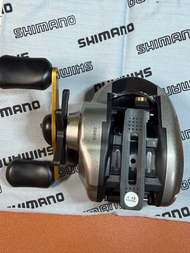 SHIMANO 04バスワンXT200　美品　箱有　ベイトリール　右巻き　メッキ