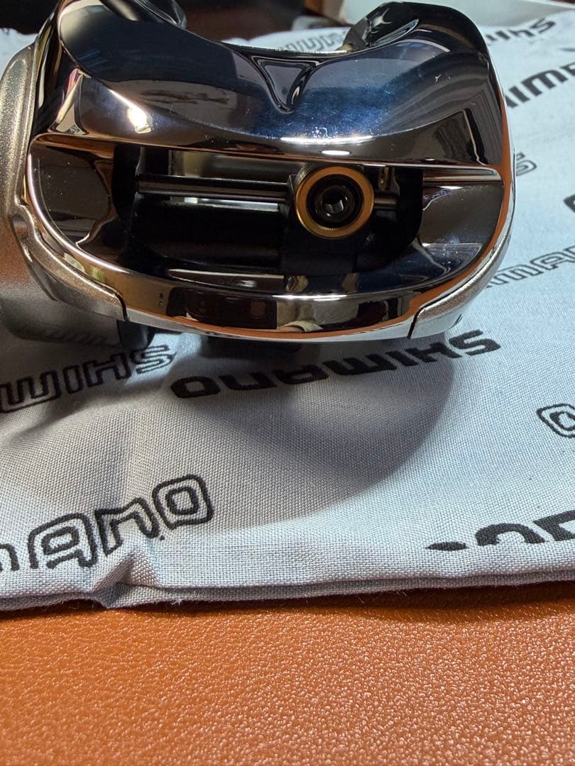 SHIMANO 04バスワンXT200　美品　箱有　ベイトリール　右巻き　メッキ