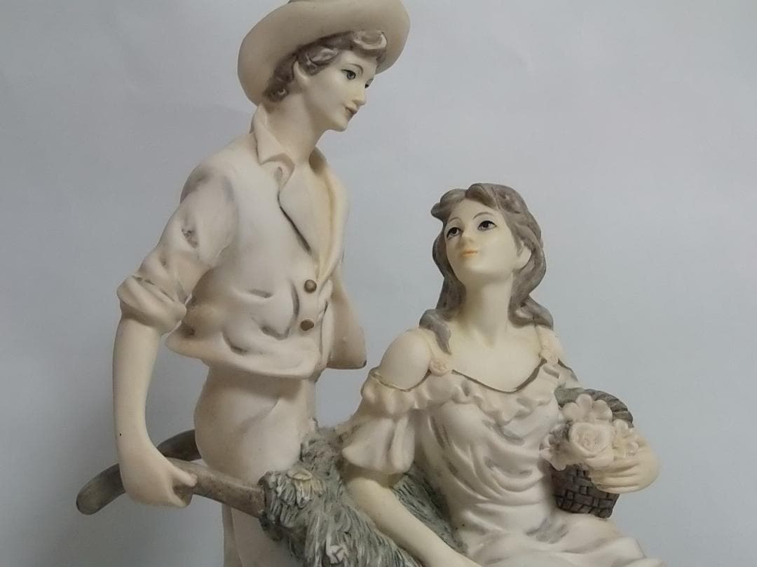 陶磁（若しくは樹脂）製 男女フィギュア 26cm X 20cm X 14cm