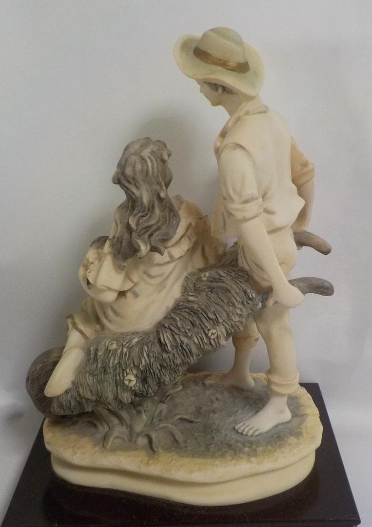 陶磁（若しくは樹脂）製 男女フィギュア 26cm X 20cm X 14cm