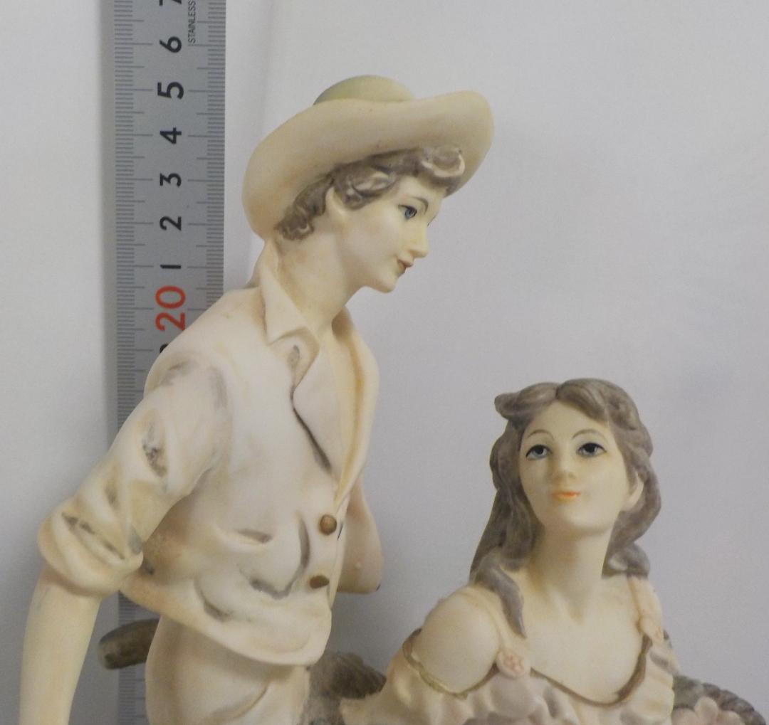 陶磁（若しくは樹脂）製 男女フィギュア 26cm X 20cm X 14cm
