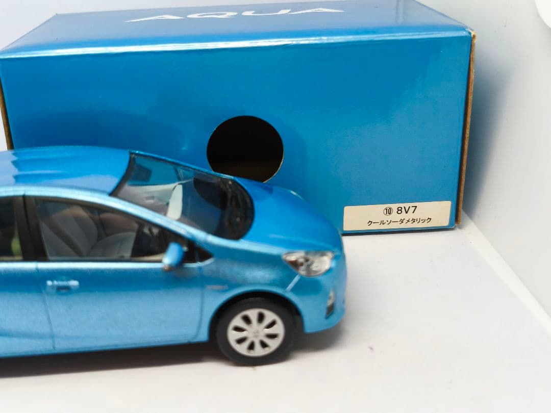 トヨタ　アクア　カラーサンプル　1/30　ミニカー　水色