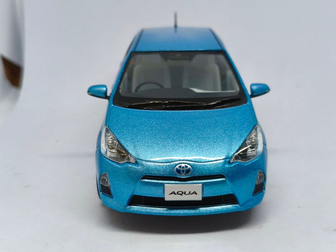 トヨタ　アクア　カラーサンプル　1/30　ミニカー　水色