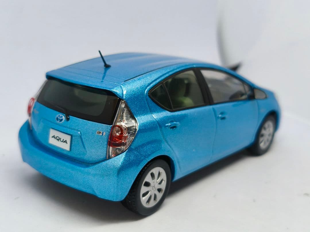トヨタ　アクア　カラーサンプル　1/30　ミニカー　水色