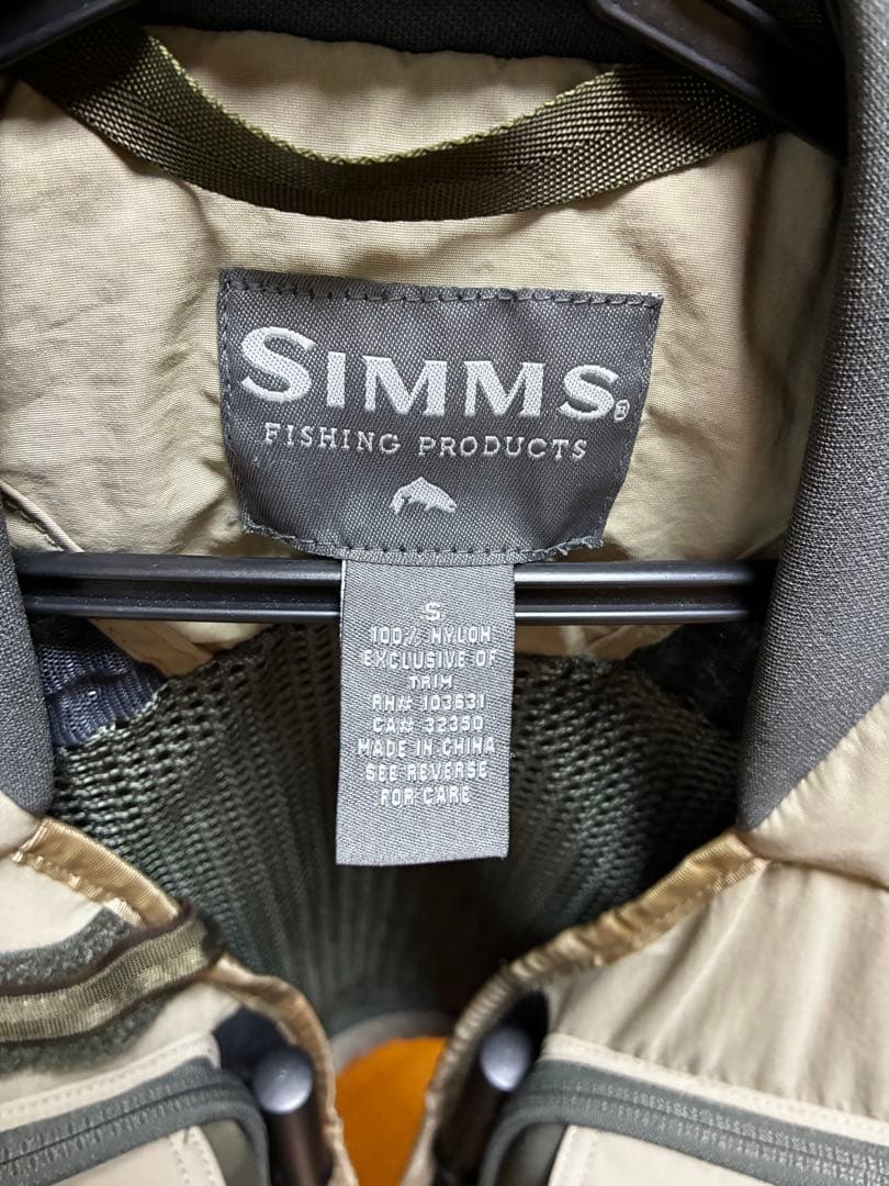 SIMMS フィッシングベスト ベージュ/グレー