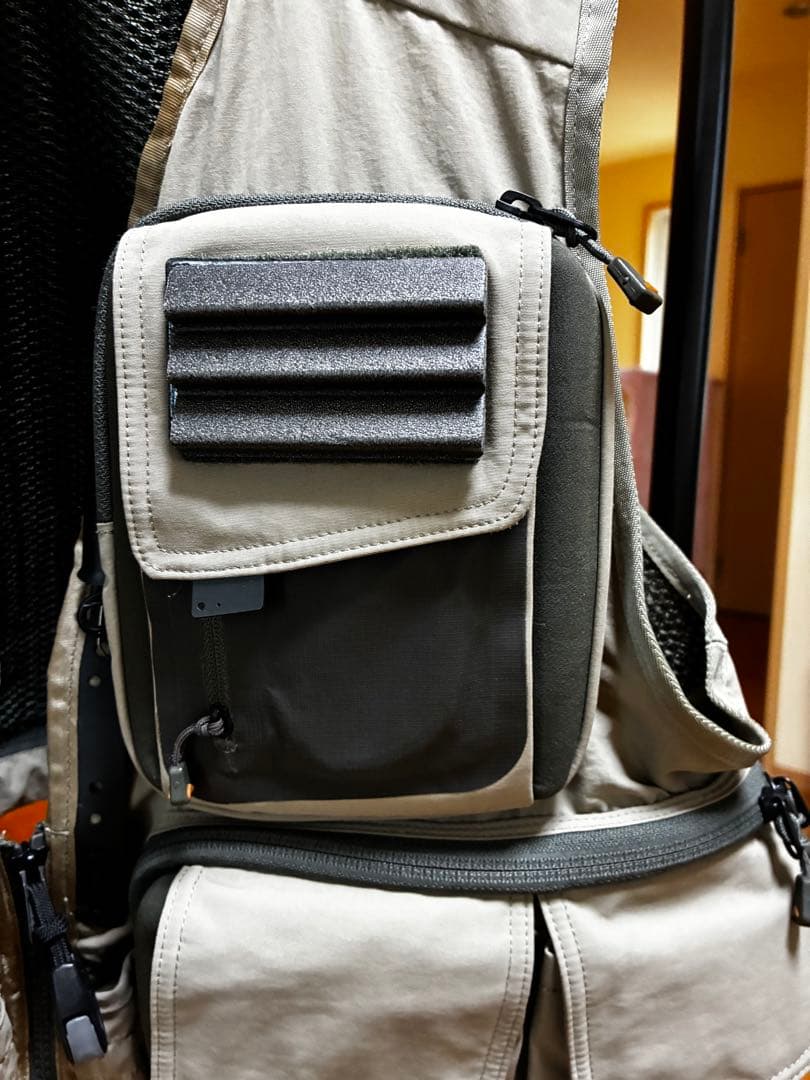 SIMMS フィッシングベスト ベージュ/グレー