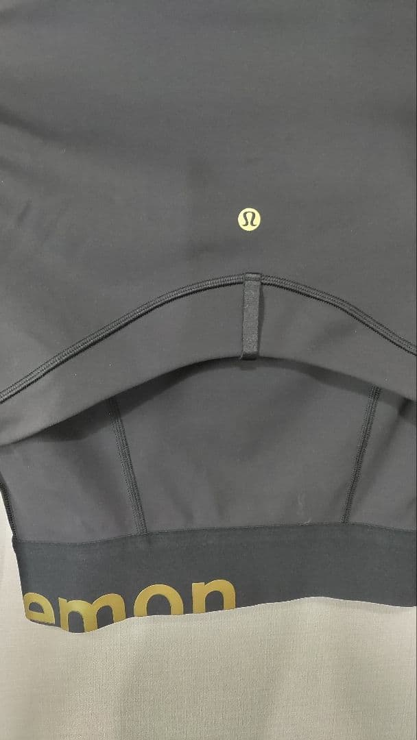 ルルレモン ブラック×ゴールド ストレッチヨガトップス　ショート丈　ジャケット