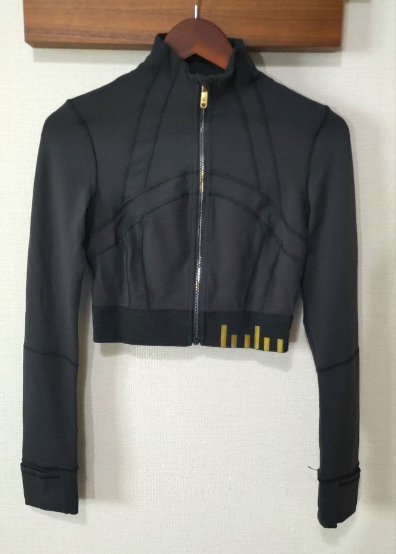 ルルレモン ブラック×ゴールド ストレッチヨガトップス　ショート丈　ジャケット