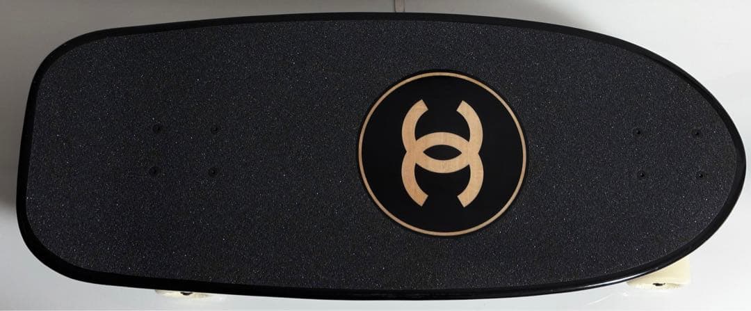 スケートボード CHANEL LACQUERED WOOD BLACK SKATEBOARD
