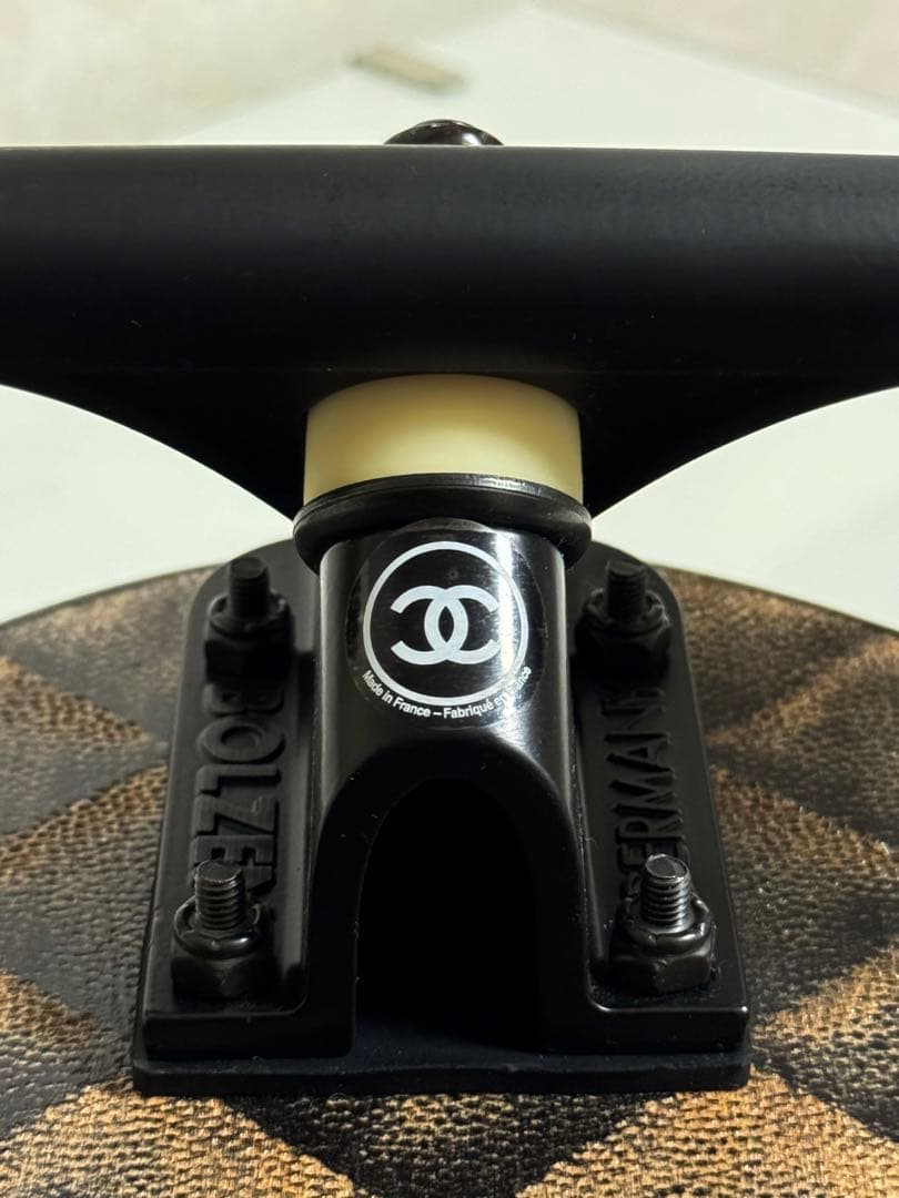 スケートボード CHANEL LACQUERED WOOD BLACK SKATEBOARD