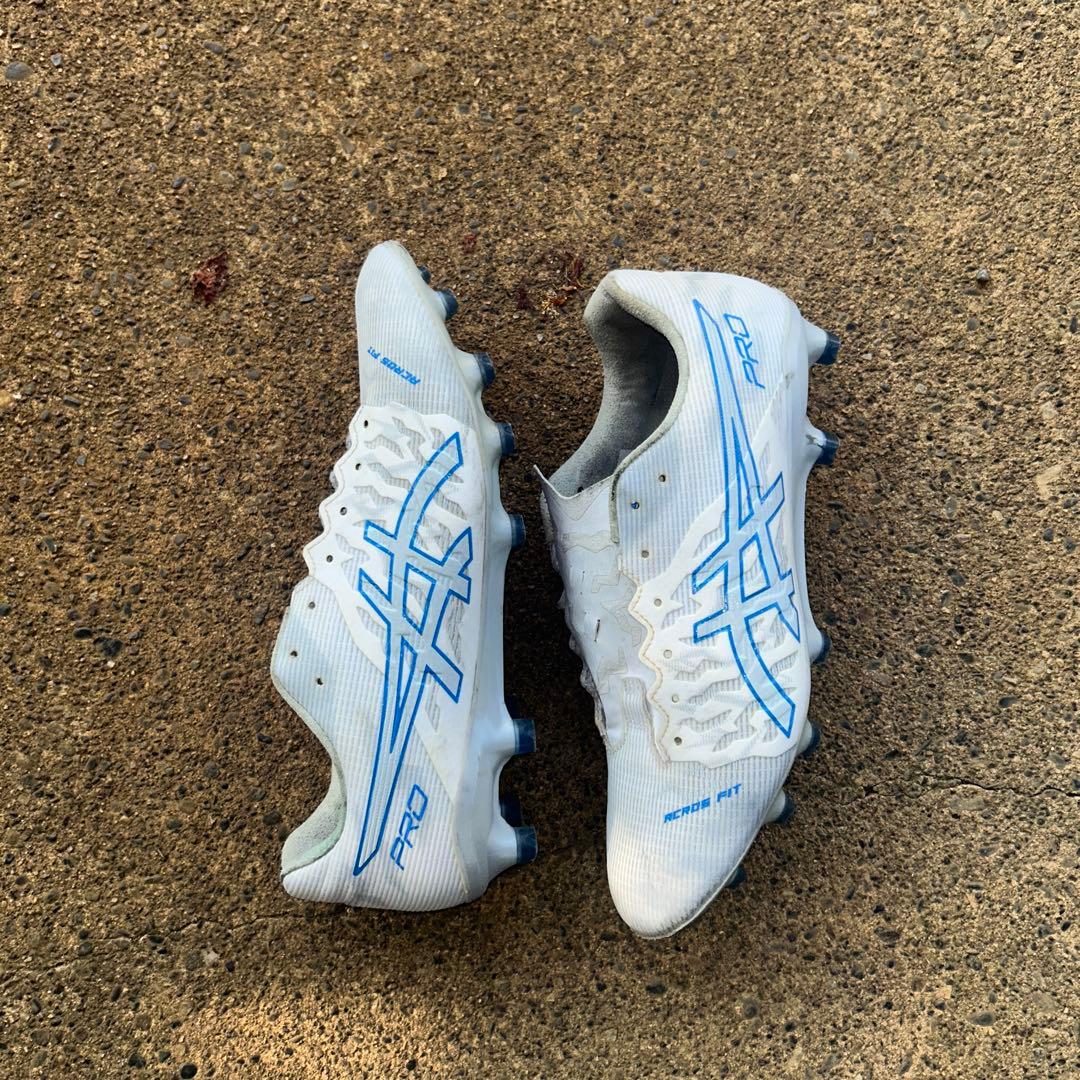 【値段交渉あり】asicsサッカースパイク白青アクロス