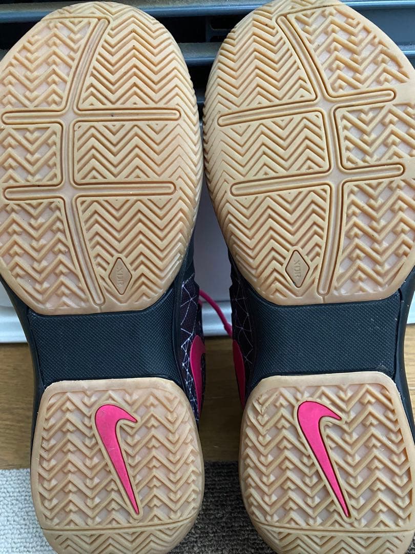 NIKE テニスシューズ　フラワー