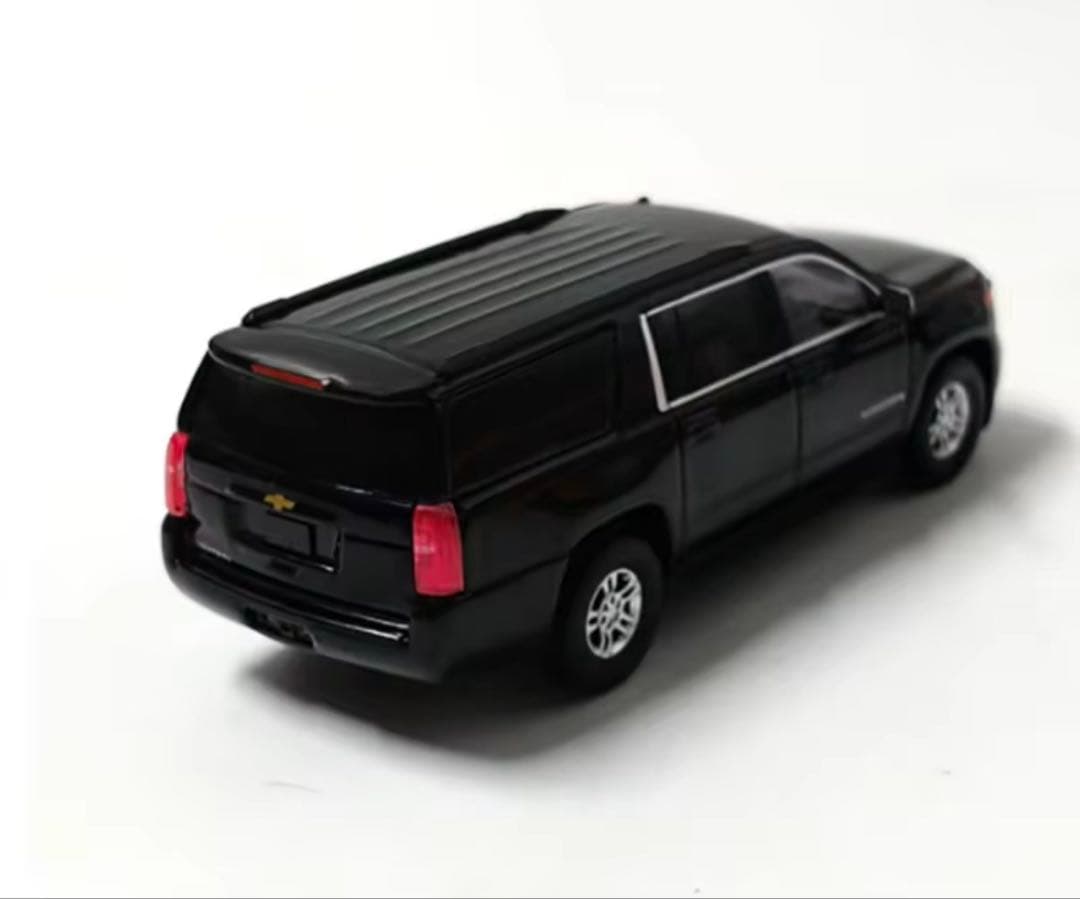 《新品箱付》1:64 シボレー SUBURBAN 2015 ミニカー