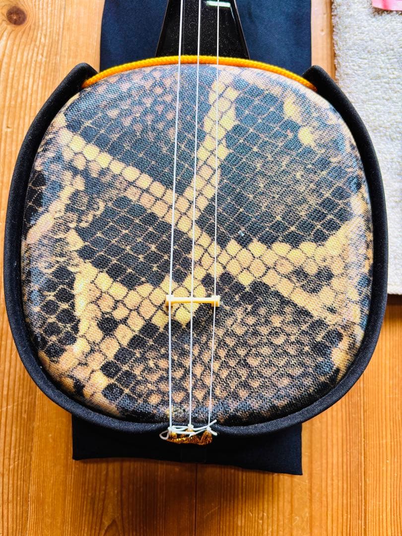 三線本体 蛇皮模様 黒と黄色の刺繍