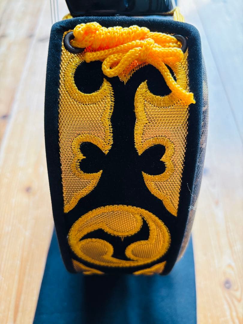 三線本体 蛇皮模様 黒と黄色の刺繍