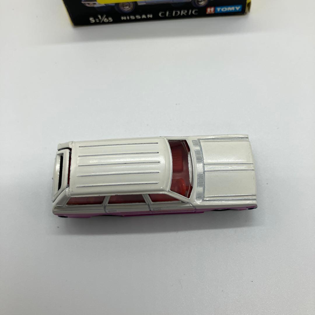 黒箱日本製トミカ　日産セドリックワゴン