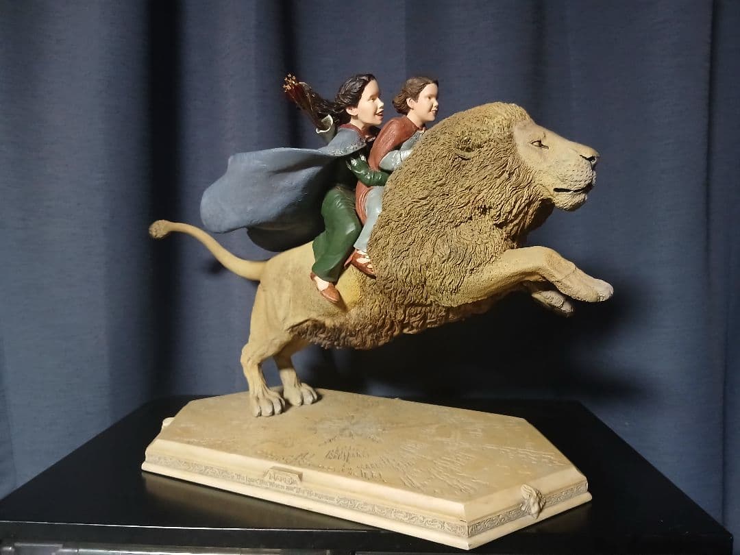 ナルニア国物語　アスランにのるスーザンとルーシーのスタチューweta