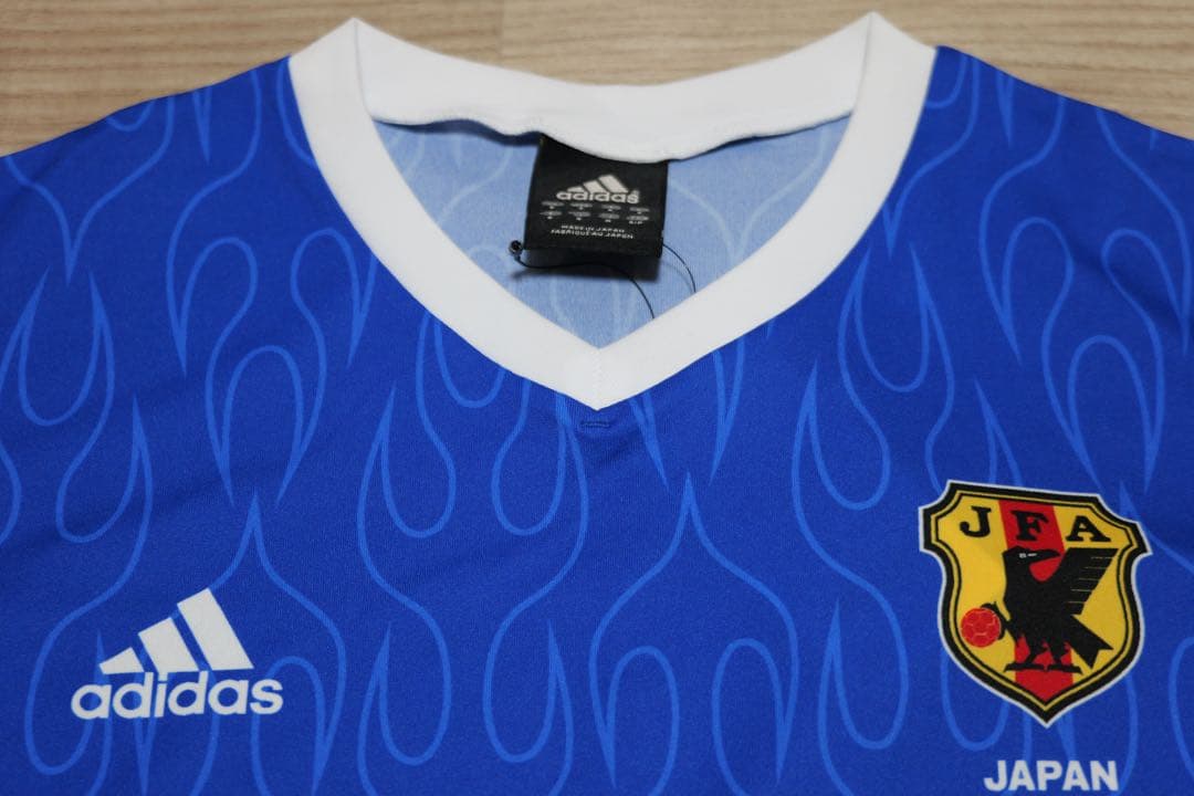 新品未使用タグ付き adidas サッカー日本代表炎デザイン Tシャツ