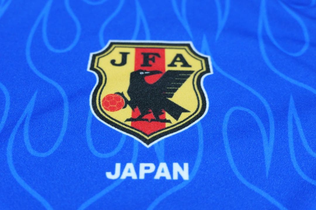 新品未使用タグ付き adidas サッカー日本代表炎デザイン Tシャツ