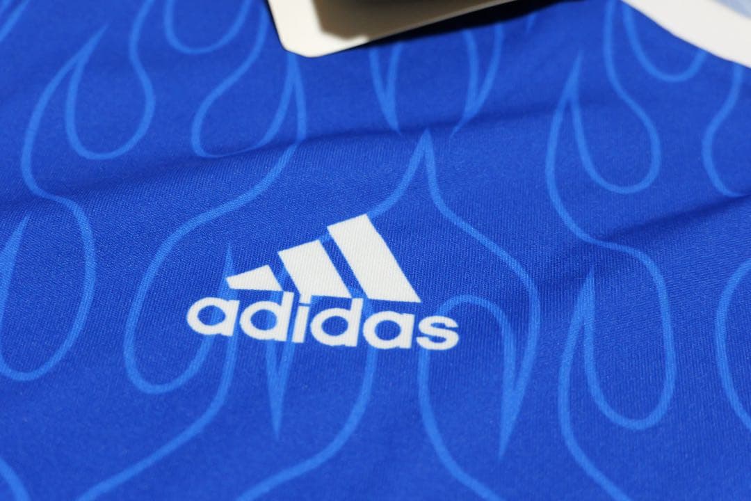 新品未使用タグ付き adidas サッカー日本代表炎デザイン Tシャツ