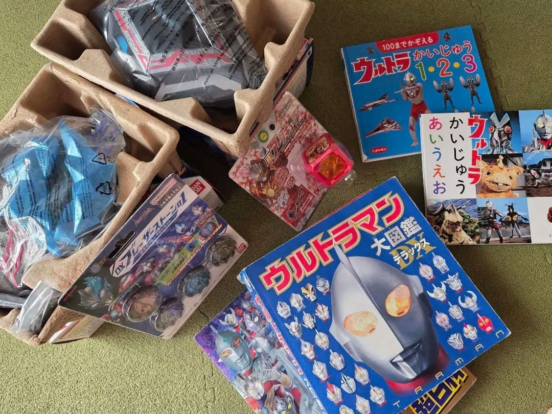 ウルトラマン　ソフビ　知育本　図鑑　変身