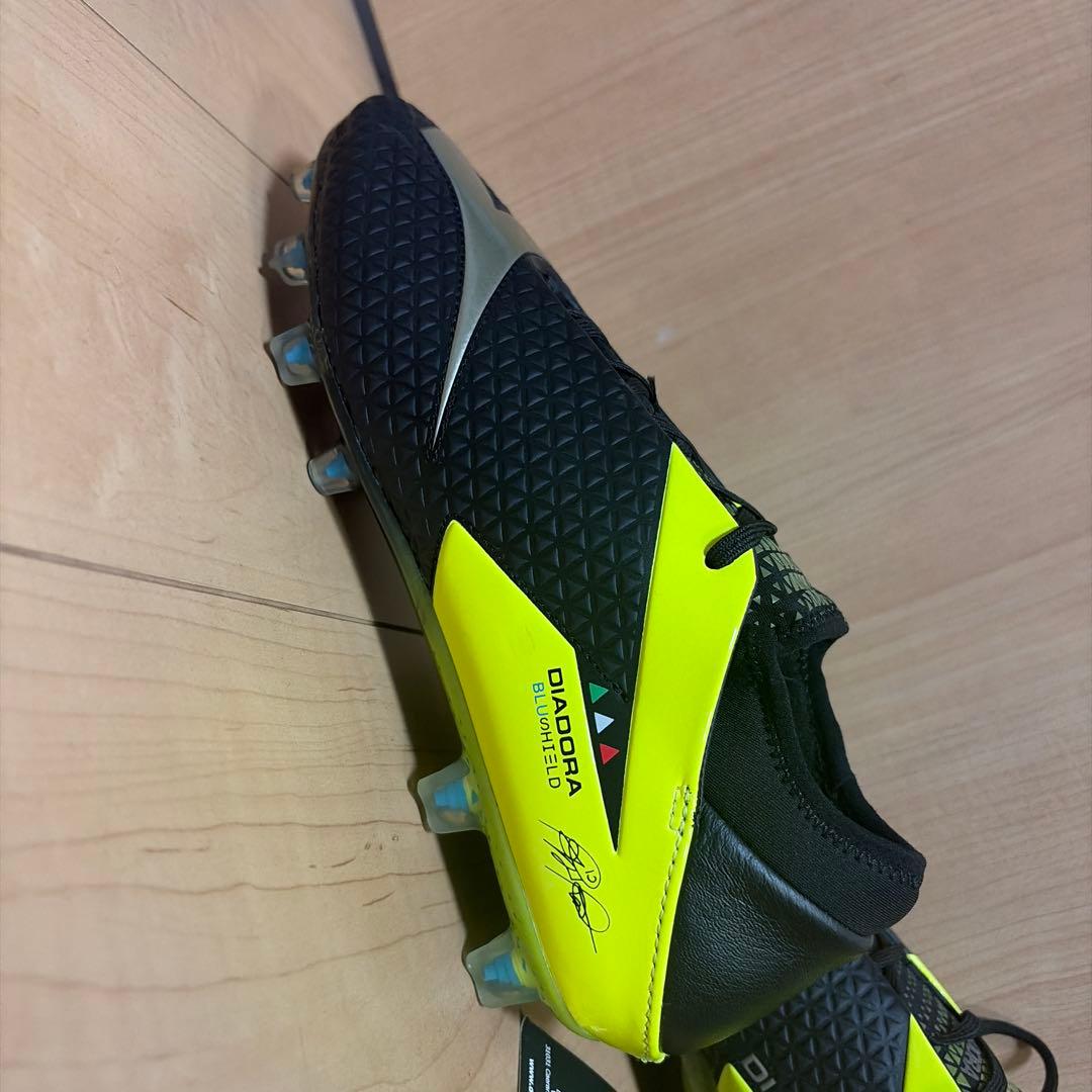 DIADORA Blushield サッカースパイク