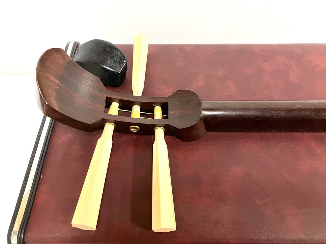 美品◆民謡三味線◆紅木 中棹 皮破れ無 鼈甲撥／竹駒／替え弦／ケース付