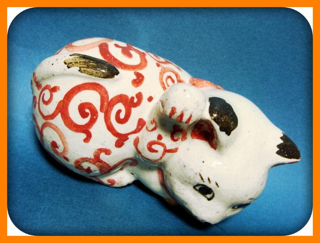 741『赤い唐草文 招き猫 横』陶器　/骨董品 古美術 アンティーク 古玩