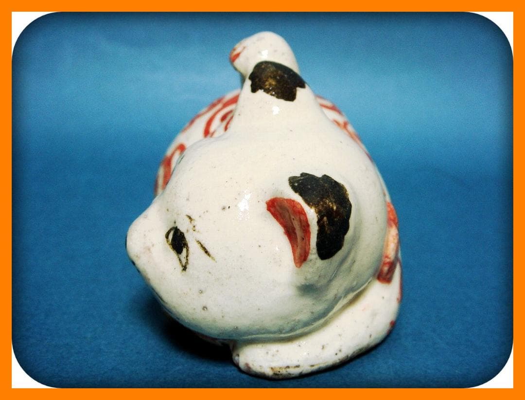 741『赤い唐草文 招き猫 横』陶器　/骨董品 古美術 アンティーク 古玩