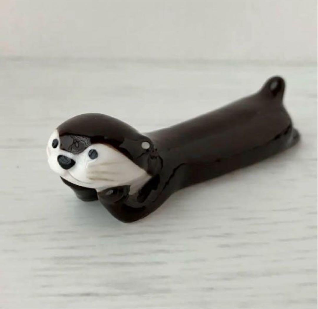 新品　デコレ　カワウソ　箸置き　カトラリーレスト　チョコ DECOLE　かわうそ