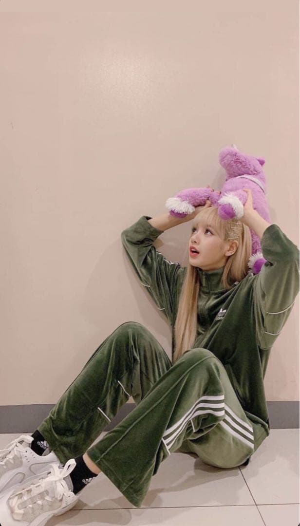 BLACK PINK ブラックピンク リサ　着用　モデル adidas