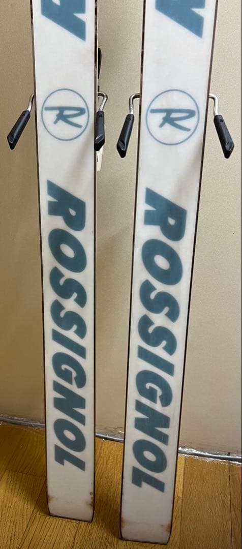 ROSSIGNOL スキー板 ホワイト＆ellesseのスキーカバー付き