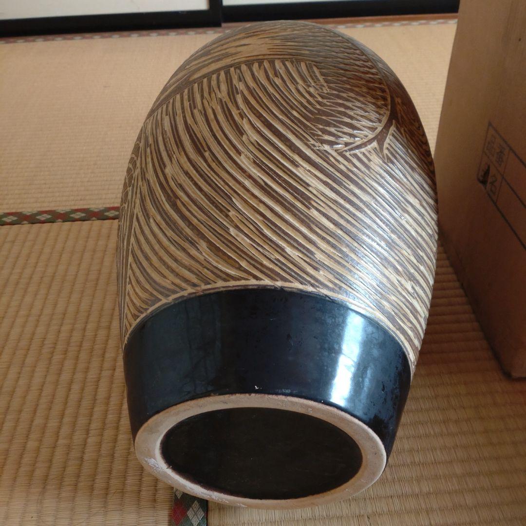 手彫り模様の陶器花瓶 中型