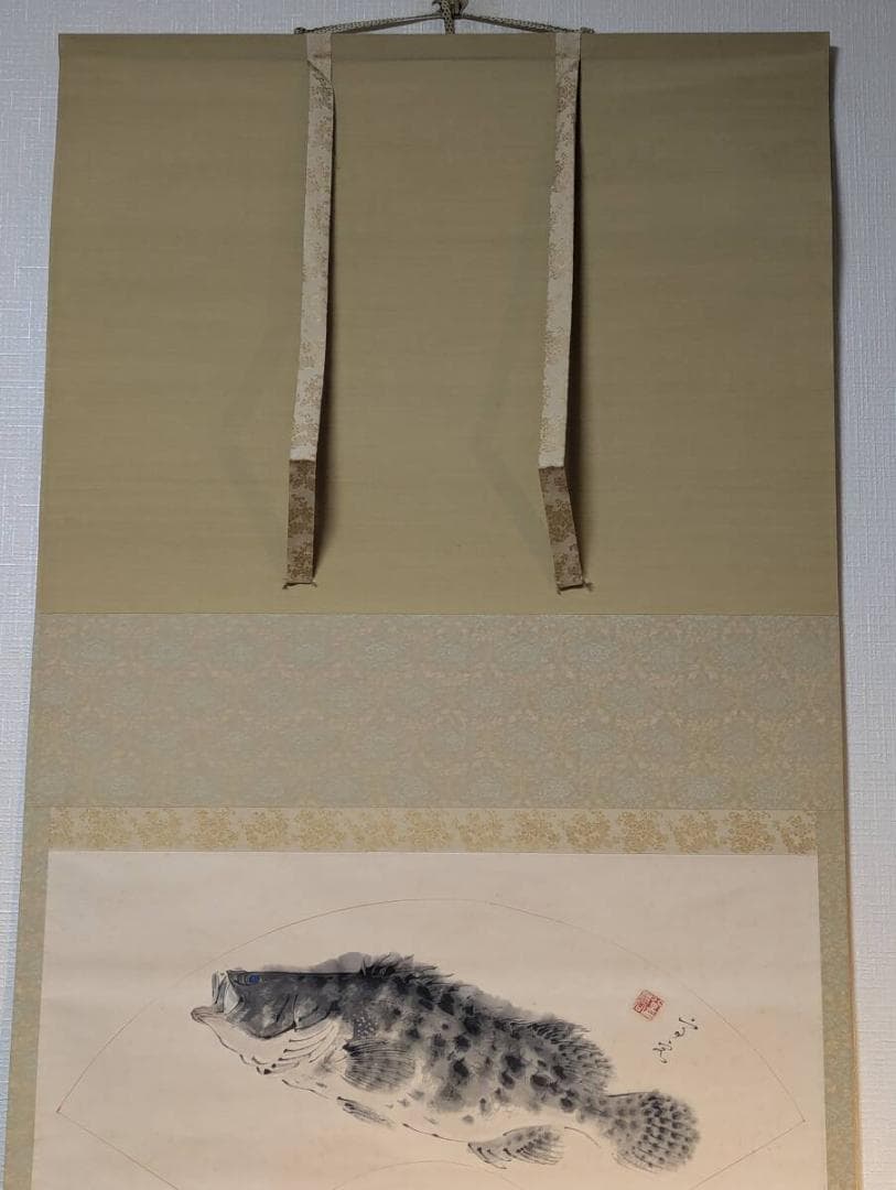 【真作】掛軸　魚図　水墨写生の逸品　迫力ある魚姿を描く　二重箱入　V83