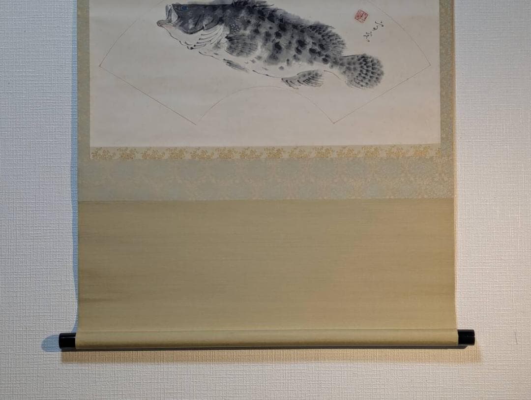 【真作】掛軸　魚図　水墨写生の逸品　迫力ある魚姿を描く　二重箱入　V83