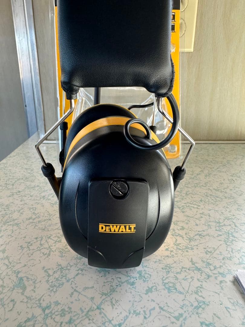 DEWALT イヤーマフ 防音 ラジオ付き オーディオプラグ付き 単三電池2本別