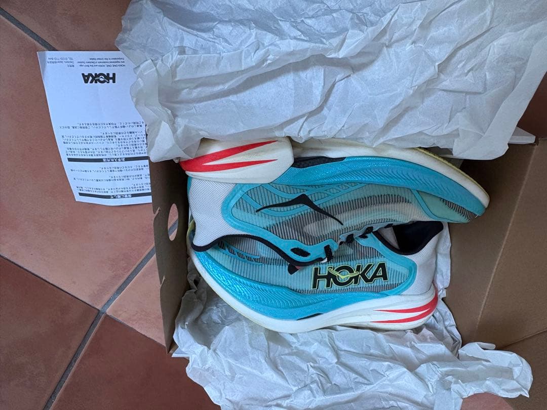 HOKAホカオネオネシエロカーボン厚底ランニング