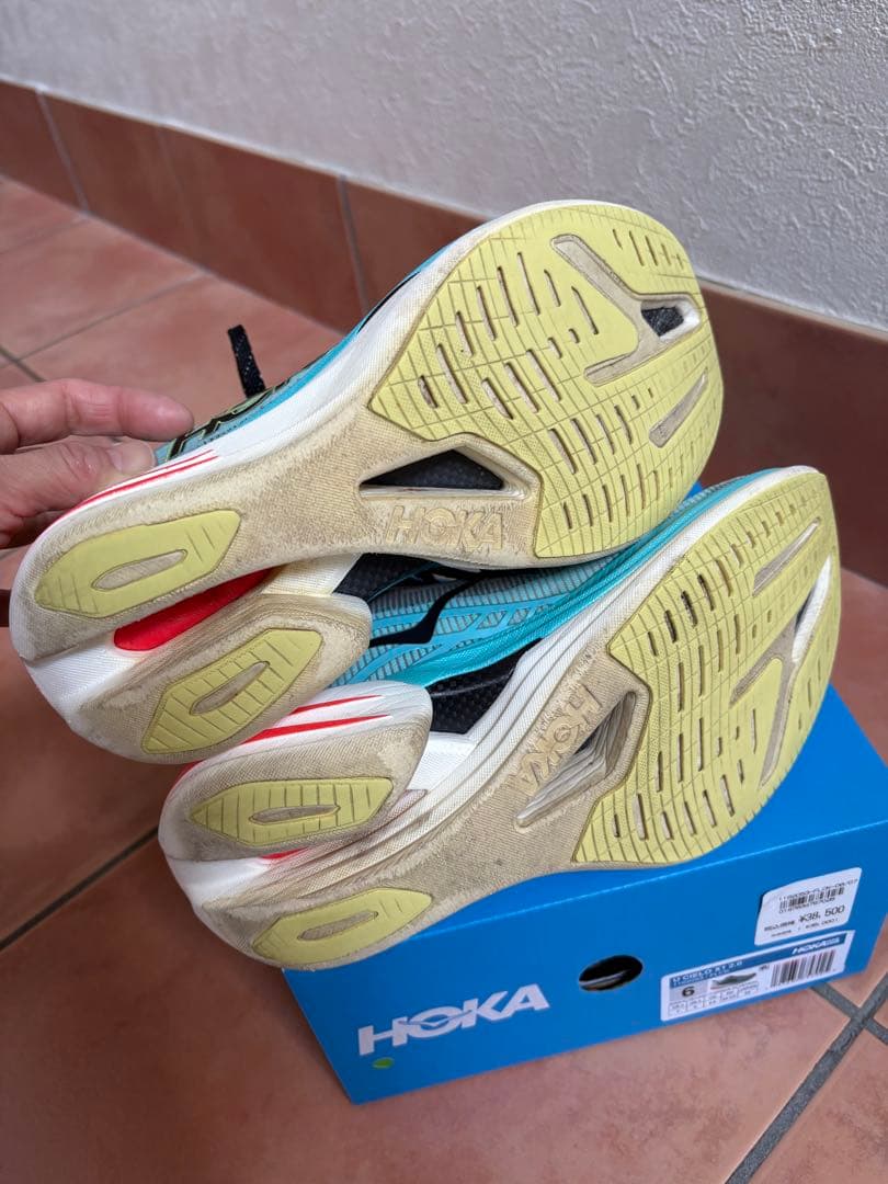 HOKAホカオネオネシエロカーボン厚底ランニング