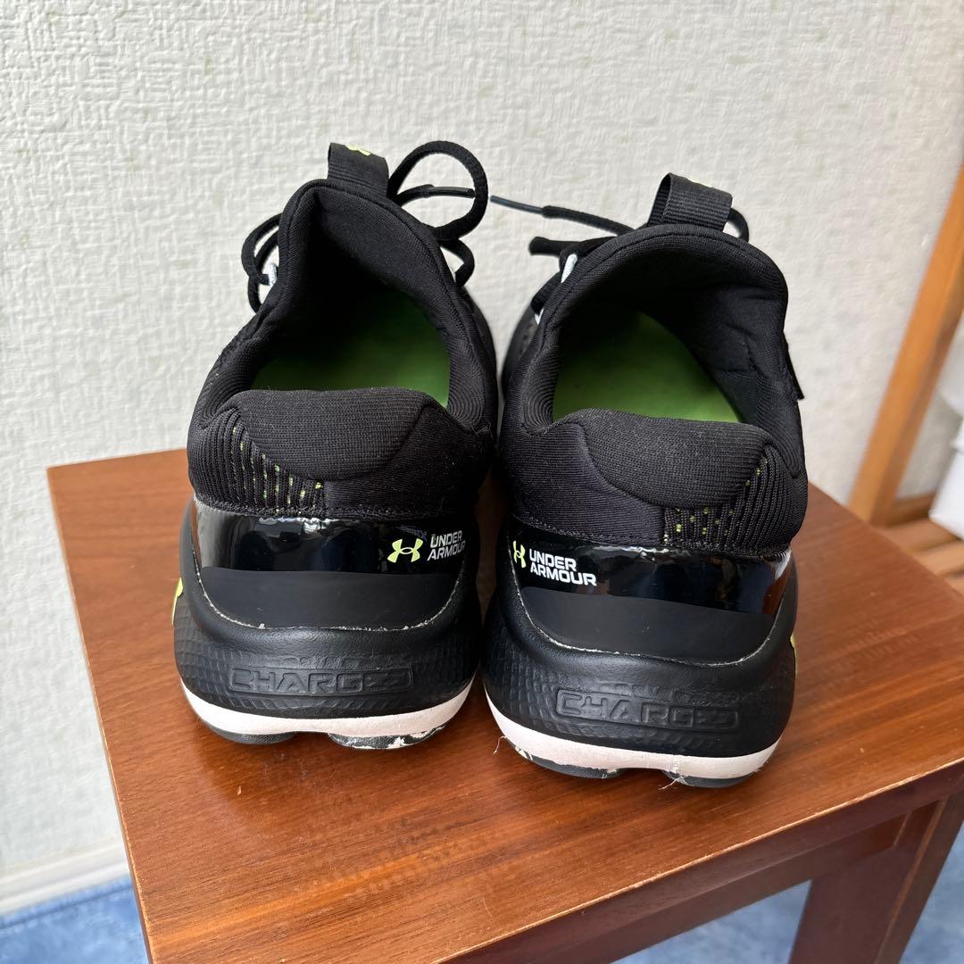 美品　Under Armour Charged ランニングシューズ 黒　27