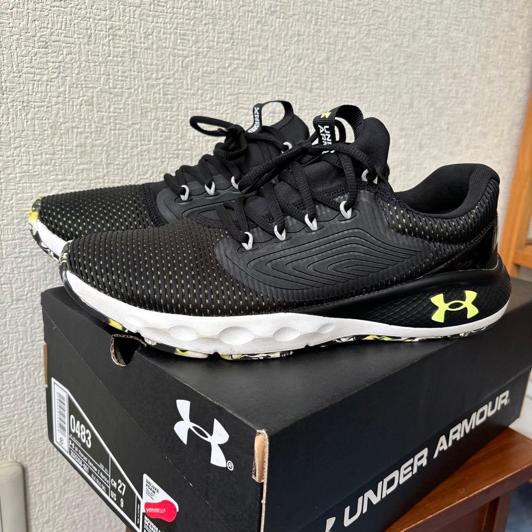 美品　Under Armour Charged ランニングシューズ 黒　27