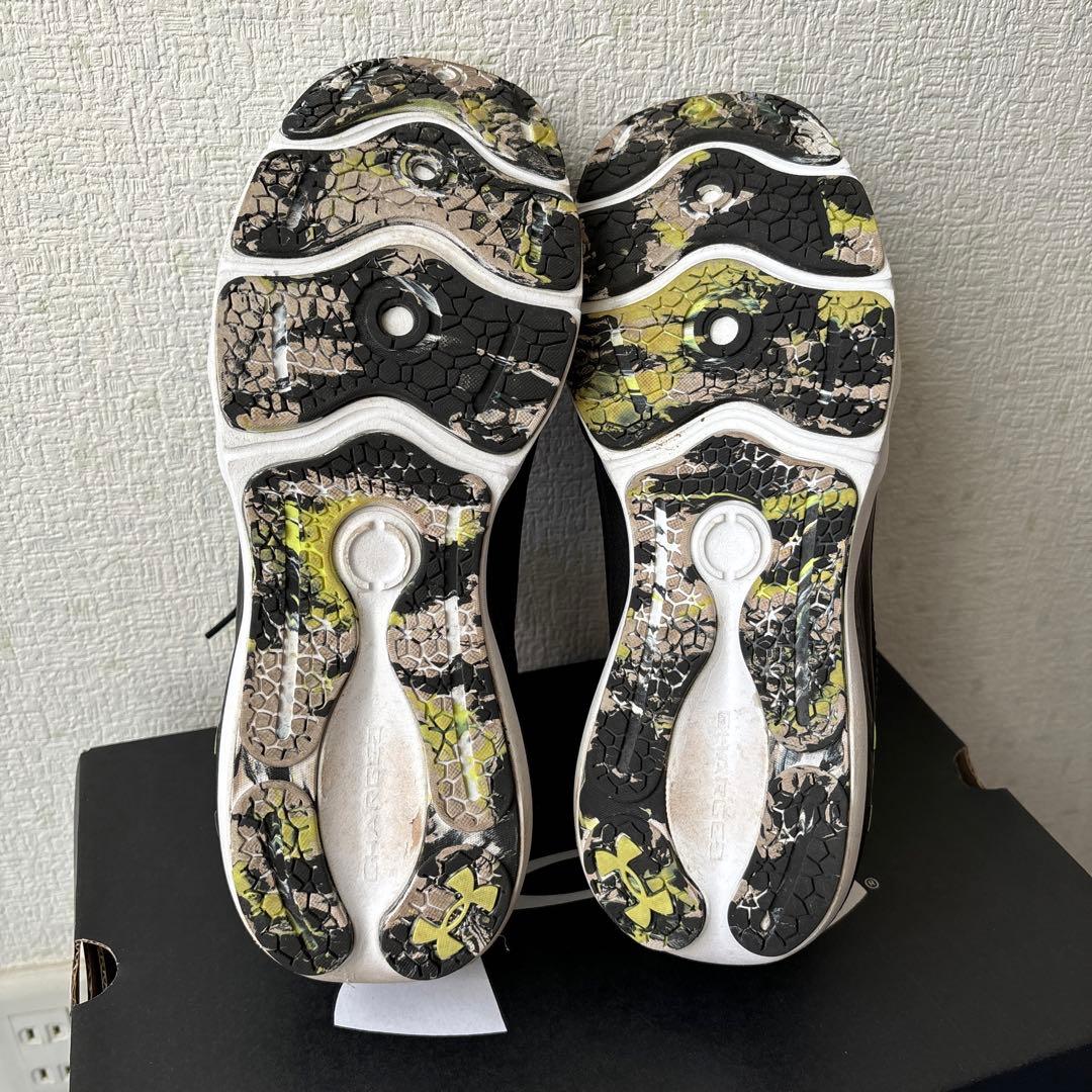 美品　Under Armour Charged ランニングシューズ 黒　27
