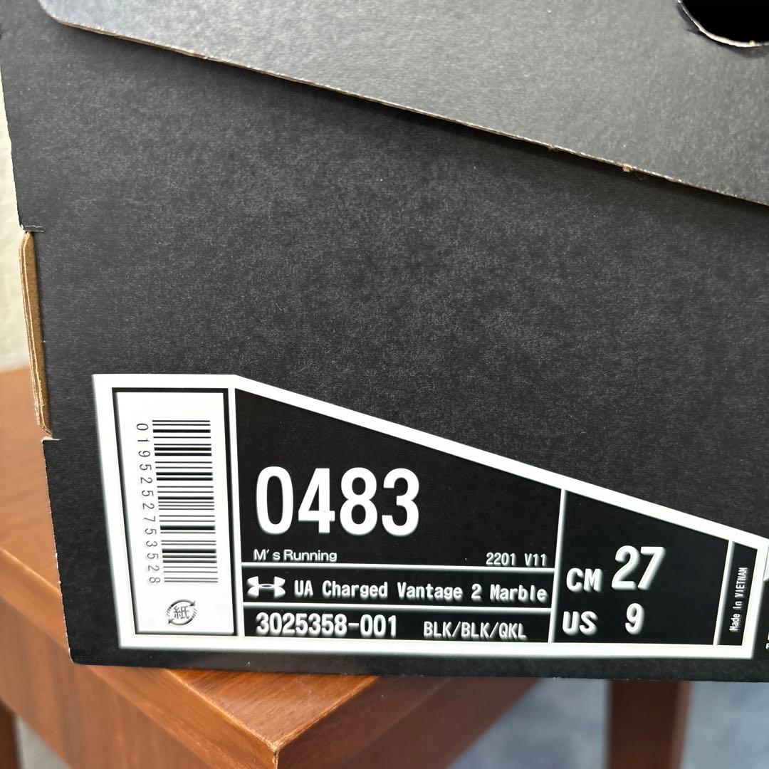 美品　Under Armour Charged ランニングシューズ 黒　27