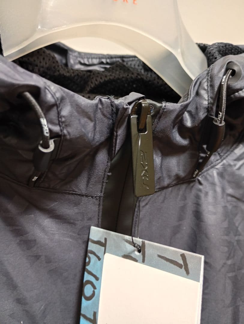 新品タグ付　2XU　裏メッシュウインドブレーカーメンズМ相当