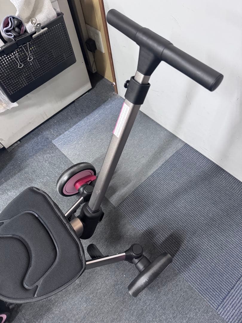 調整可能な三輪車 黒とピンク