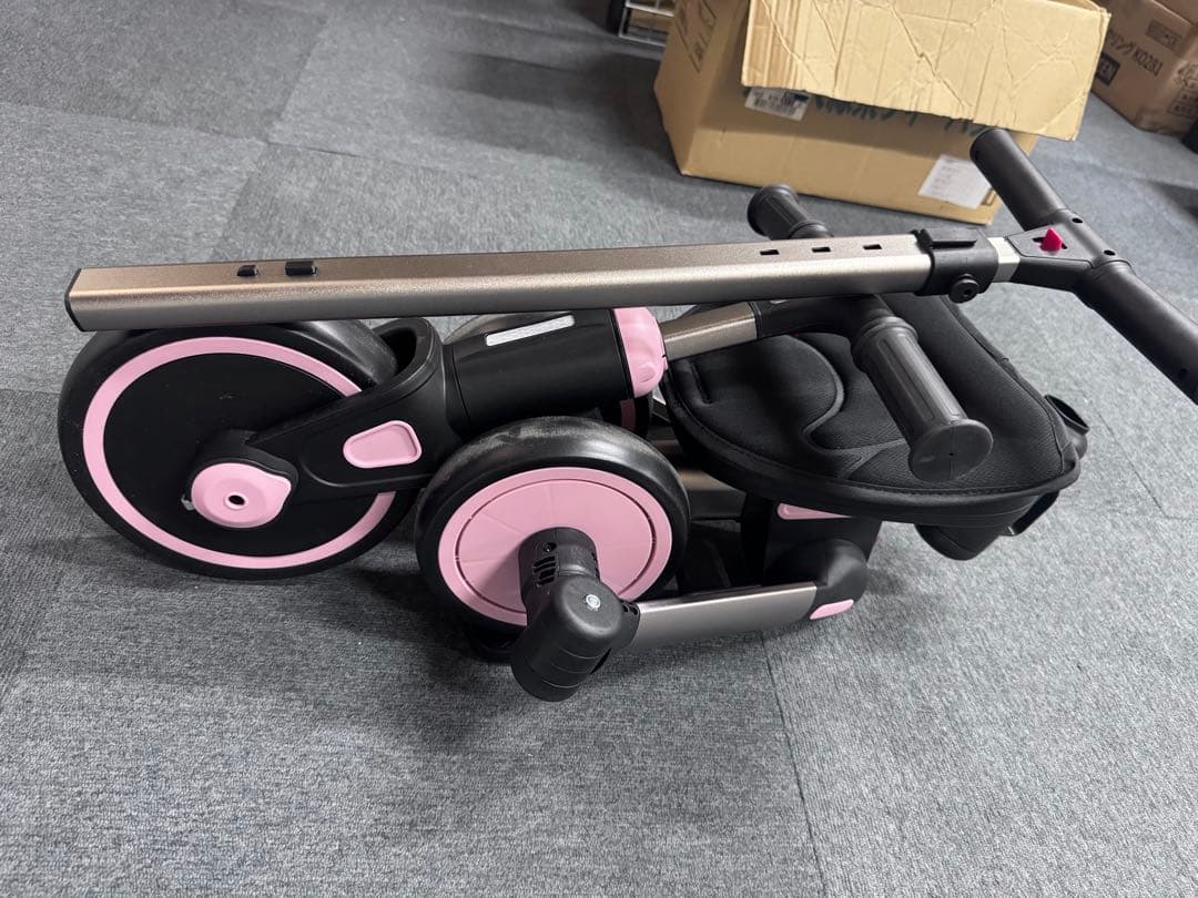 調整可能な三輪車 黒とピンク