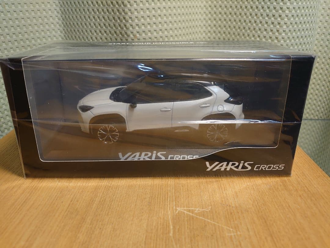連休割【新品】ヤリスクロス　ブラックマイカ×ホワイトパール　カラーサンプル