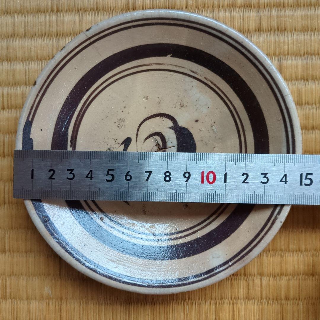 陶器製の円形皿 黒い模様　鉄絵　福字　皿　骨董品　古美術