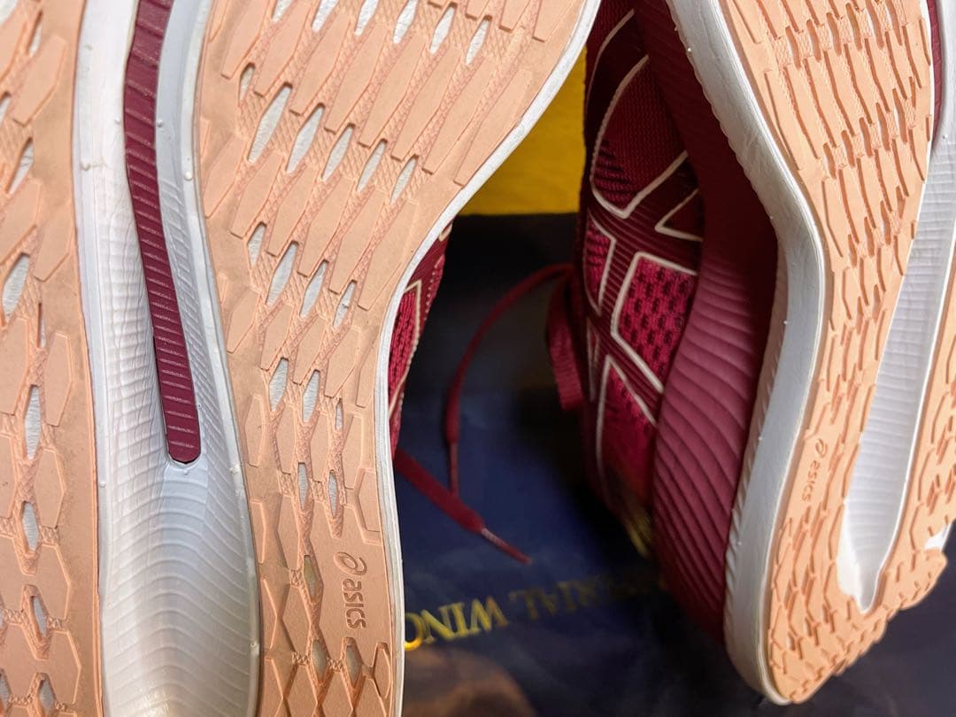 A美品アシックスランニングジョギングシューズグライドライド軽量通気24㎝ワイン色