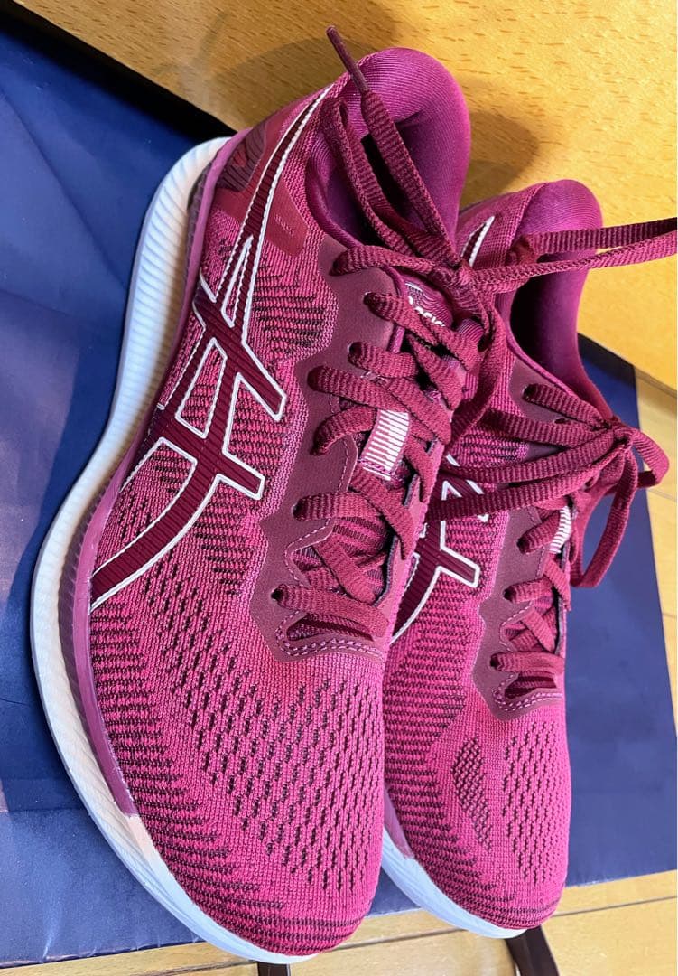 A美品アシックスランニングジョギングシューズグライドライド軽量通気24㎝ワイン色